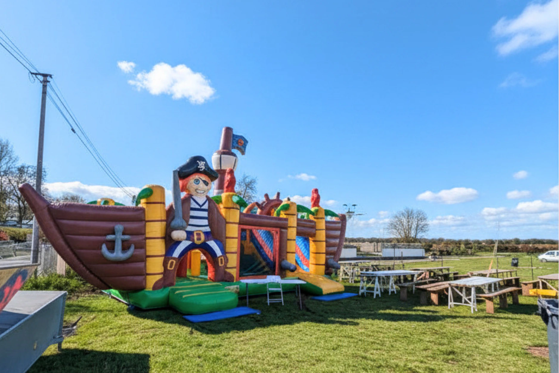 Bateau pirate - jeux gonflables - HR LOCATION DE BARNUM