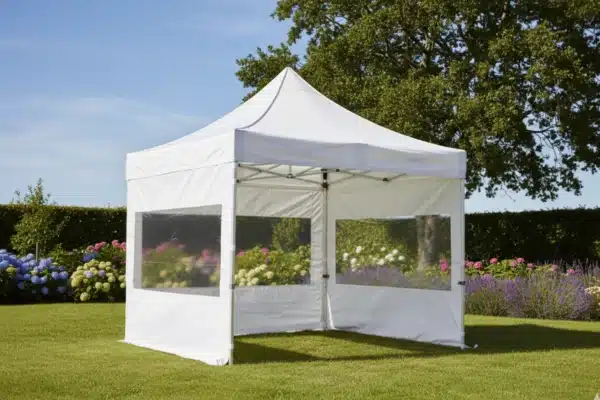 Barnum 3x3 blanc installé dans un jardin pour un événement, proposé à la location par HR Location de Barnum