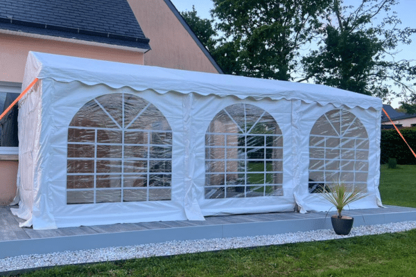 Barnum 3x6 blanc installé sur une terrasse devant une maison