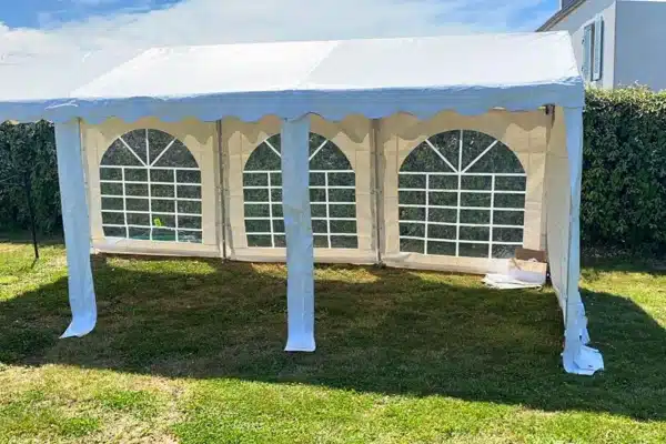 Barnum 3x6 à moitié ouvert, installé sur la pelouse d'un jardin