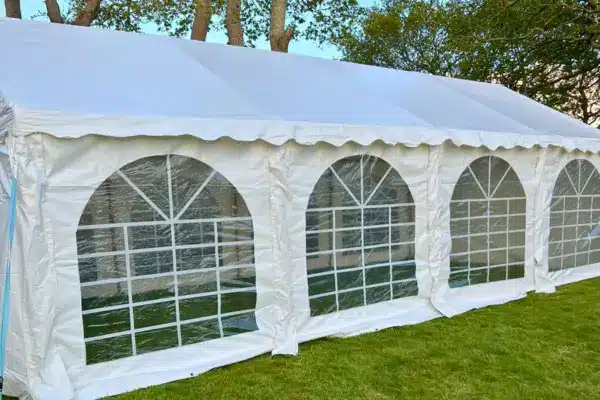 Barnum 4x8 fermé, installé en extérieur.