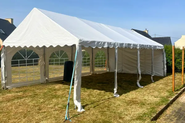 Barnum 4x8 ouvert, installé dans un jardin pour un événement privé en plein été