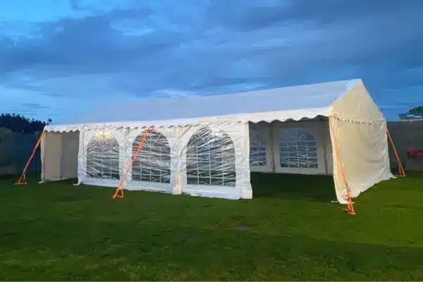 Grand barnum 6x10 installé sur la pelouse d'un jardin