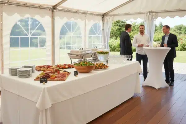 Location de nappes en tissu blanc pour mariage, nappage professionnel pour table de réception Finistère.