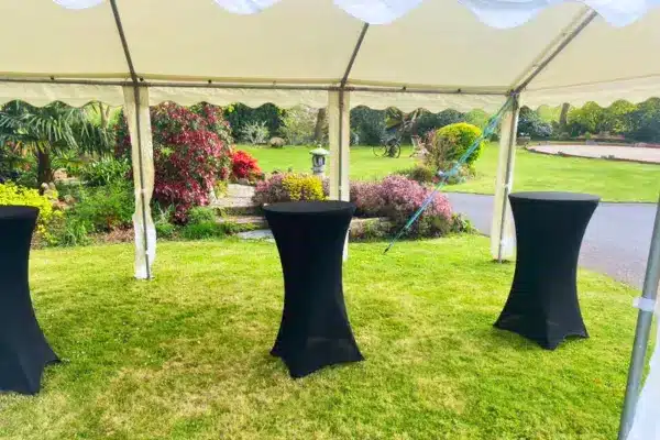 Location de mange-debout pour cocktail de mariage, table haute de réception Finistère Nord.