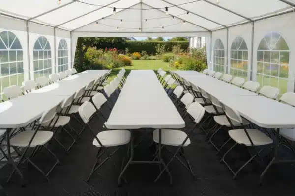Location de tables et chaises pour mariage, mobilier de réception blanc Finistère Nord.
