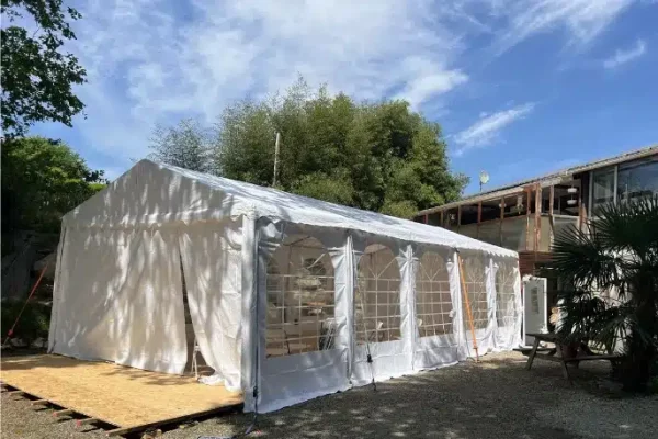 Location barnum 5x10m blanc pour mariage, anniversaire ou encore fête d'entreprise dans le Finistère Nord.
