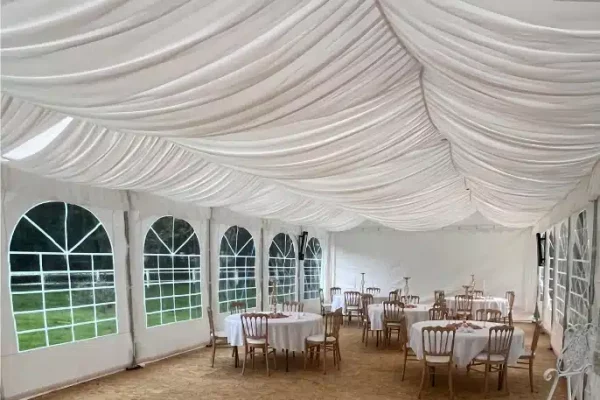 Toile décorative suspendue au plafond pour habiller élégamment le barnum 6x14